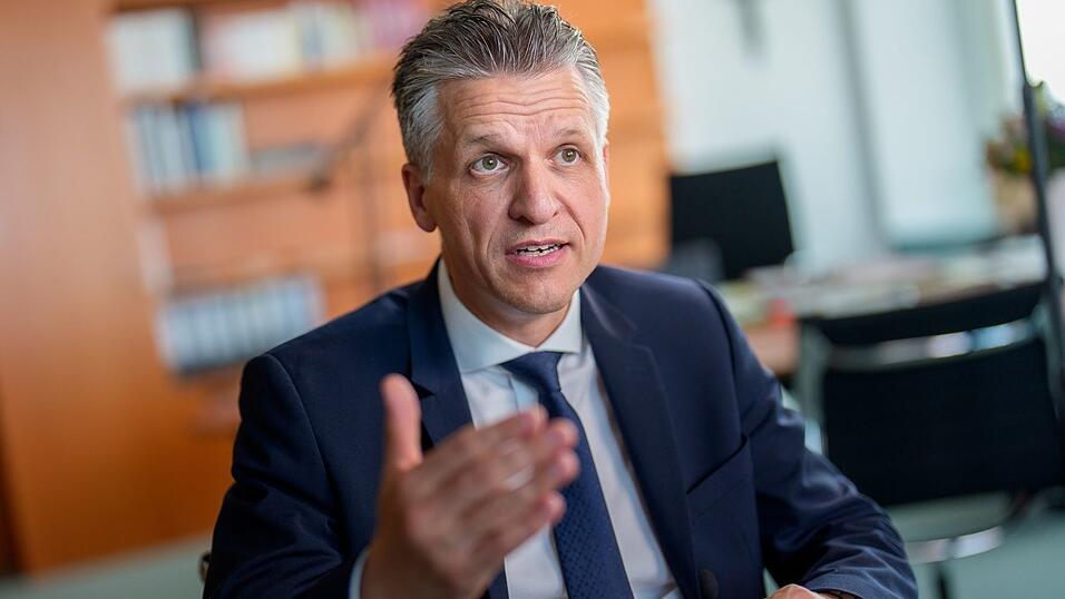 Thorsten Frei wird am häufigsten als möglicher Nachfolger genannt. Thorsten Frei wird am häufigsten als möglicher Nachfolger genannt.