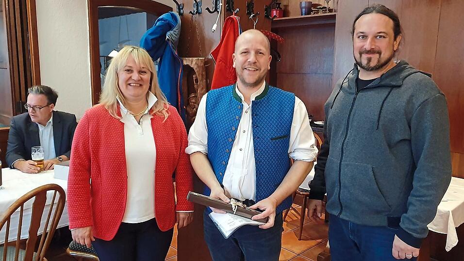 Birgit Scholz und Stefan Ramoser bedanken sich bei Bräu Michael Sturm für die erzählte Geschichte des Gasthofes 'Zur Post'. Birgit Scholz und Stefan Ramoser bedanken sich bei Bräu Michael Sturm für die erzählte Geschichte des Gasthofes 'Zur Post'.