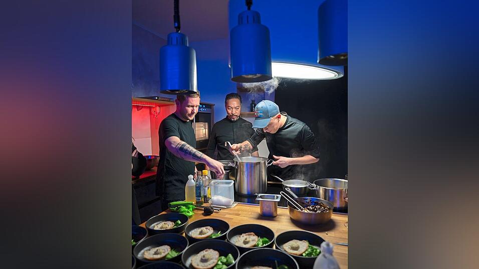 Sternekoch Daniel Klein (l.) mit Sous-Chef Lukas Sonntag (r.) und einem weiteren Teammitglied in der K&uuml;che des neuen TASTESPACE.