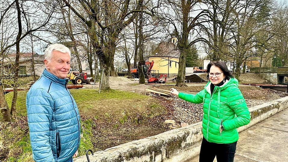Johanna Plach und G&uuml;nther Schuster zeigen, wo auf der Leonhardi-Halbinsel die katholische und die evangelische Pfarrei w&auml;hrend der Landesgartenschau gemeinsam ein Projekt realisieren.