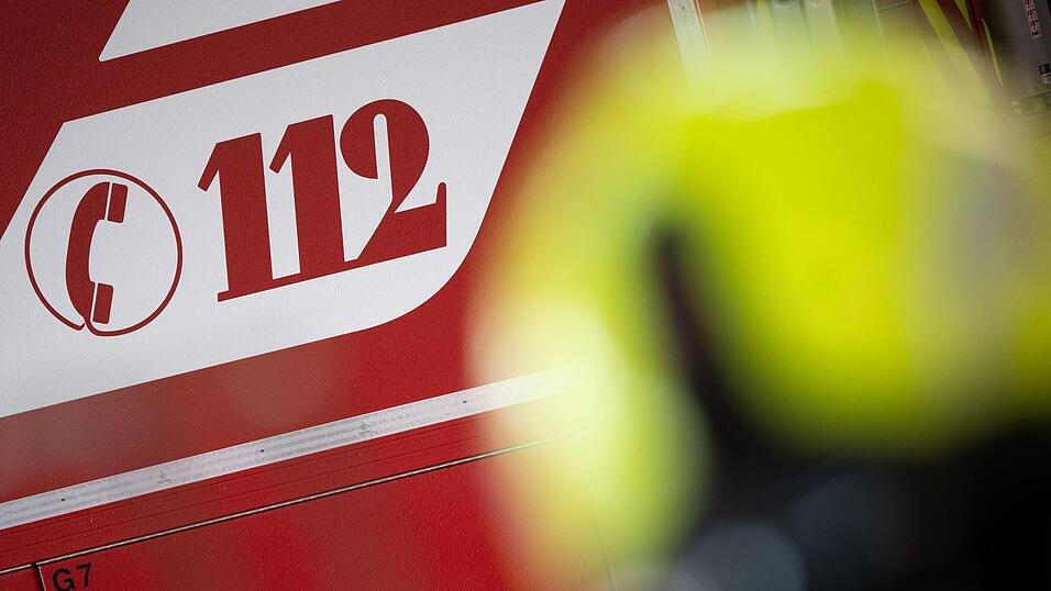 Nach ersten Erkenntnissen brach das Feuer in der Dachgeschosswohnung aus. (Symbolbild)