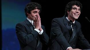 Javier Ambrossi (l) und Javier Calvo haben f&uuml;r ihren Film &laquo;La Bola Negra&raquo; den Publikumspreis beim Toronto International Film Festival gewonnen. Auf diesem Foto sieht man sie in Cannes. (Archivfoto)