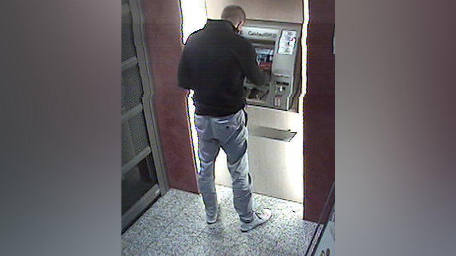 Mit diesem Bild sucht die Polizei nach einem Dieb, der mit einer geklauten EC-Karte mehrere tausend Euro abgehoben haben soll.