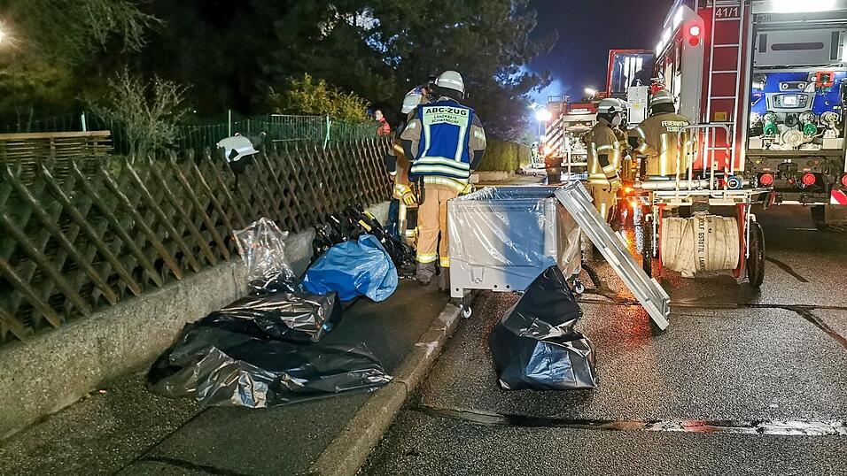 Feuerwehreinsatz in der Nacht von Donnerstag auf Freitag in Burglengenfeld. Dort stand der Dachstuhl eines Einfamilienhauses in Flammen.