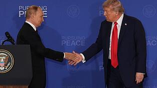 Erst wenn er sich eines Deals sicher sein kann, möchte Trump nach eigenen Angaben Putin erneut treffen. (Archivbild) Erst wenn er sich eines Deals sicher sein kann, möchte Trump nach eigenen Angaben Putin erneut treffen. (Archivbild)