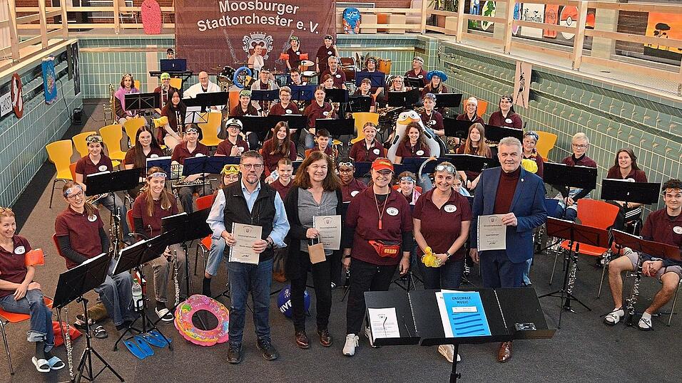Vom Stadtorchester gab es bei der Einweihung des neuen Probenraums Ehrenmitgliedschaften f&uuml;r Martin Holzner, Evelyn Stadler und B&uuml;rgermeister Josef Dollinger (vorne).