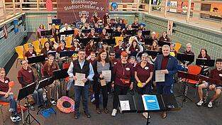 Vom Stadtorchester gab es bei der Einweihung des neuen Probenraums Ehrenmitgliedschaften f&uuml;r Martin Holzner, Evelyn Stadler und B&uuml;rgermeister Josef Dollinger (vorne).