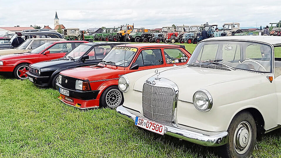 Mit von der Partie beim G&auml;uboden-Oldtimertreffen war das Kult-Automobil &bdquo;Mercedes 190&ldquo;, Baujahr 1961, mit 90 PS, auch als &bdquo;Mercedes Heckflosse&ldquo; bekannt. Im Bild (rechts) das schmucke Automobil des 87-j&auml;hrigen Stra&szlig;kirchners Franz Zirngibl.