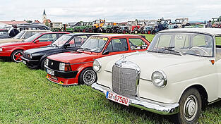 Mit von der Partie beim G&auml;uboden-Oldtimertreffen war das Kult-Automobil &bdquo;Mercedes 190&ldquo;, Baujahr 1961, mit 90 PS, auch als &bdquo;Mercedes Heckflosse&ldquo; bekannt. Im Bild (rechts) das schmucke Automobil des 87-j&auml;hrigen Stra&szlig;kirchners Franz Zirngibl.