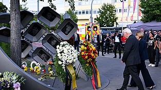 Auch Bundespräsident Steinmeier und seine Frau kamen zum Mahnmal. Auch Bundespräsident Steinmeier und seine Frau kamen zum Mahnmal.