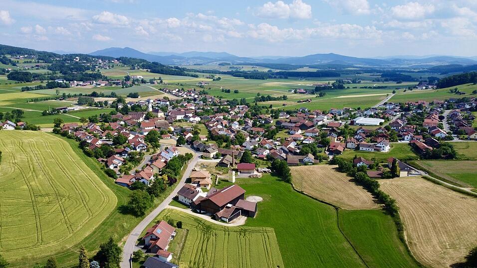 Das in einer herrlichen Senke gelegene Glei&szlig;enberg. Dieses Foto entstand in Blickrichtung S&uuml;dost mit den Bayerwald-Bergen im Hintergrund.
