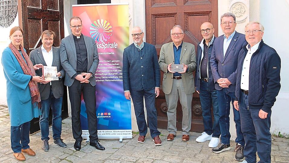 Hermann Reidel (Vierter von rechts), Ortskurator der DSD, pr&auml;sentiert die Plakette, die an der Kirche St. Matthias angebracht wird. Christina Au&szlig;ermeier (links) und Michael Eibl (Zweiter von links) pr&auml;sentieren bei der &Uuml;bergabe auch den neuen Kirchenf&uuml;hrer.