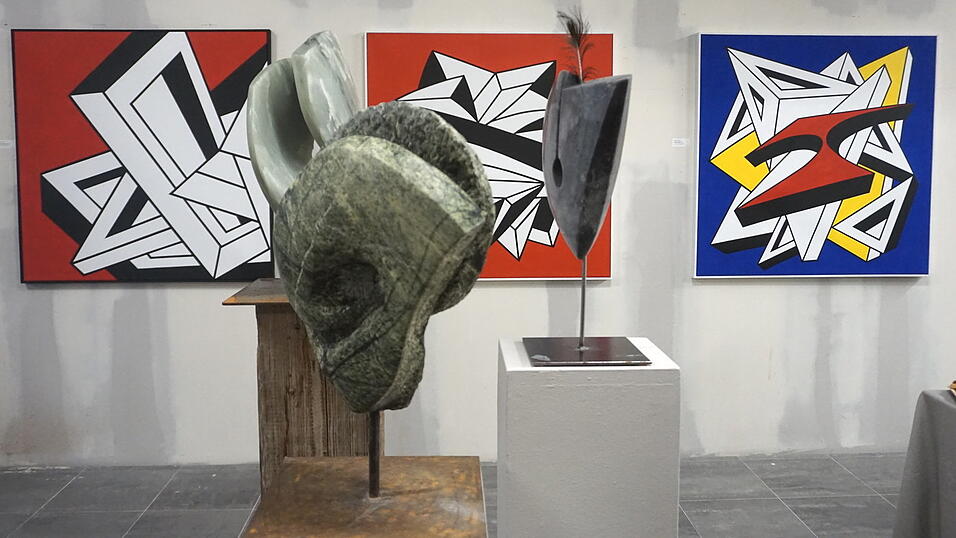 Malerei und Skulpturen im Kunstraum.