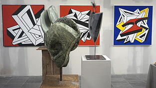 Malerei und Skulpturen im Kunstraum.