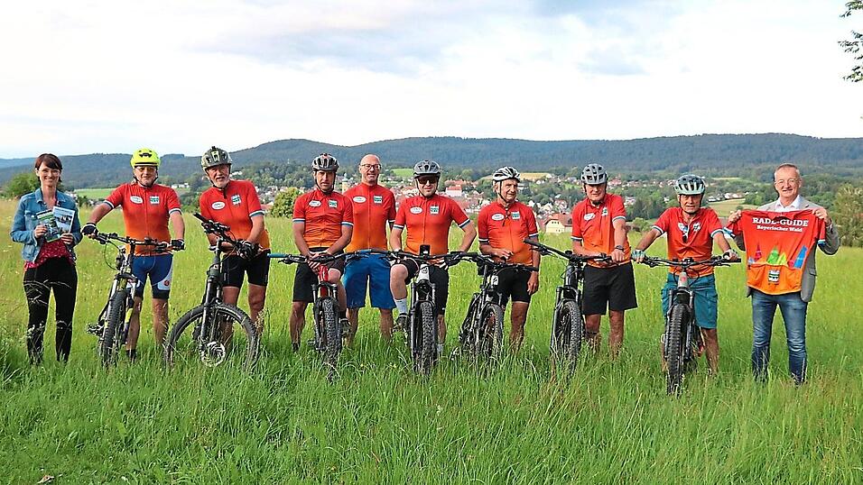 Freuen sich &uuml;ber das ehrenamtliche Engagement der acht Radl-Guides und dankten ihnen daf&uuml;r: Manuela Schmidt, die Leiterin der Tourist-Info Waldm&uuml;nchen, und B&uuml;rgermeister Markus Ackermann.