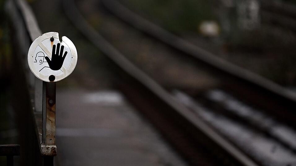 Wegen Bauarbeiten halten in Bochum seit Anfang September keine Regionalbahnen oder Fernzüge mehr - doch ein Ende der Sperrung ist absehbar (Foto Illustration). Wegen Bauarbeiten halten in Bochum seit Anfang September keine Regionalbahnen oder Fernzüge mehr - doch ein Ende der Sperrung ist absehbar (Foto Illustration).