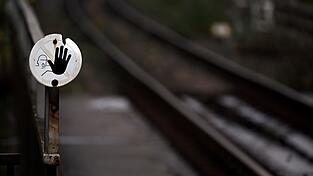 Wegen Bauarbeiten halten in Bochum seit Anfang September keine Regionalbahnen oder Fernzüge mehr - doch ein Ende der Sperrung ist absehbar (Foto Illustration). Wegen Bauarbeiten halten in Bochum seit Anfang September keine Regionalbahnen oder Fernzüge mehr - doch ein Ende der Sperrung ist absehbar (Foto Illustration).