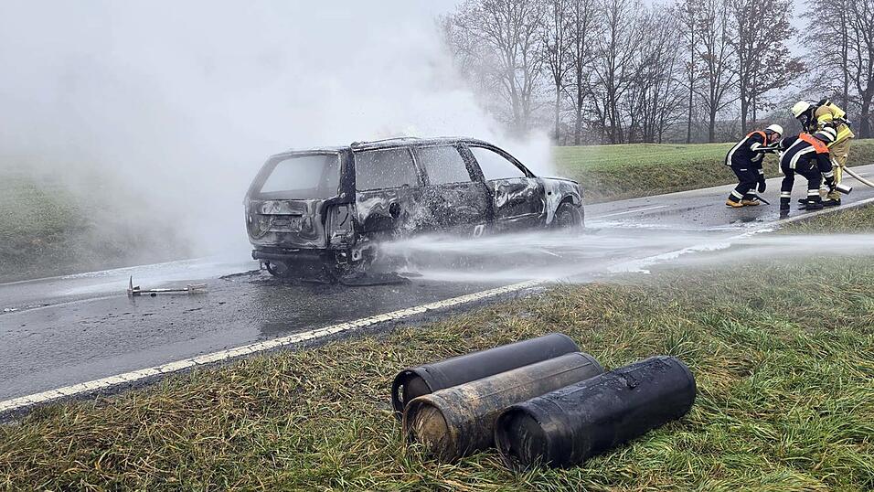 Nach der Explosion einer Gasflasche brannte das Auto aus.