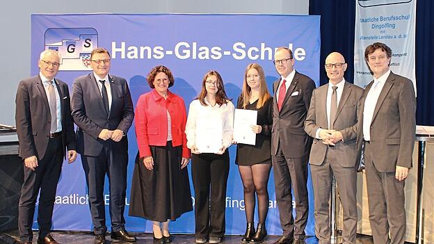 Die beiden Staatspreisträger des Freistaates Bayern. Die beiden Staatspreisträger des Freistaates Bayern.