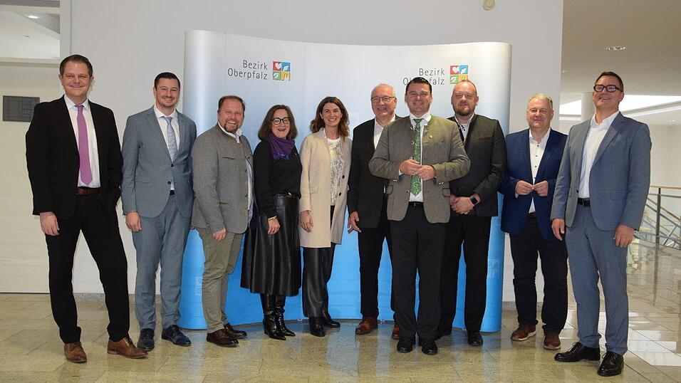 Martin Meier (Landrat Neumarkt), Christian Schindler (Cham), Hubert Schicker (Tirschenreuth), Christiane Z&uuml;rn (Regierung, Vizepr&auml;sidentin), Tanja Schweiger (Regensburg), Bezirkstagspr&auml;sident Franz L&ouml;ffler, Thomas Ebeling (Schwandorf), Andreas Meier (Neustadt an der Waldnaab), Richard Reisinger (Amberg-Sulzbach) und Dr. Christian Rexroth, Chefarzt.