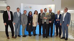 Martin Meier (Landrat Neumarkt), Christian Schindler (Cham), Hubert Schicker (Tirschenreuth), Christiane Zürn (Regierung, Vizepräsidentin), Tanja Schweiger (Regensburg), Bezirkstagspräsident Franz Löffler, Thomas Ebeling (Schwandorf), Andreas Meier (Neustadt an der Waldnaab), Richard Reisinger (Amberg-Sulzbach) und Dr. Christian Rexroth, Chefarzt. Martin Meier (Landrat Neumarkt), Christian Schindler (Cham), Hubert Schicker (Tirschenreuth), Christiane Zürn (Regierung, Vizepräsidentin), Tanja Schweiger (Regensburg), Bezirkstagspräsident Franz Löffler, Thomas Ebeling (Schwandorf), Andreas Meier (Neustadt an der Waldnaab), Richard Reisinger (Amberg-Sulzbach) und Dr. Christian Rexroth, Chefarzt.