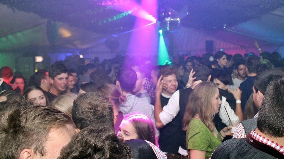 Die besten Bilder vom Wein- und Wei&szlig;bierfest des Burschenvereins Arth und der M&auml;dchengruppe.