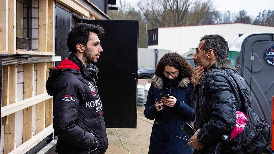 Enrico Saller, Marina Hoeft und Erol Sander begrüßen sich an der Drachenhöhle, die zur Filmkulisse wurde. Enrico Saller, Marina Hoeft und Erol Sander begrüßen sich an der Drachenhöhle, die zur Filmkulisse wurde.