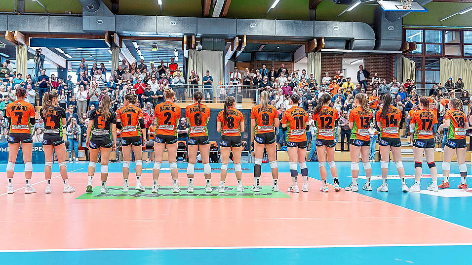 Richtig emotional wird es, als sich die Volleyballerinnen von NawaRo Straubing am Sonntagnachmittag mit einem hart erkämpften 3:2-Sieg gegen Grimma im letzten Heimspiel der Saison von ihren Fans in der Turmair-Volleyballarena verabschieden. Richtig emotional wird es, als sich die Volleyballerinnen von NawaRo Straubing am Sonntagnachmittag mit einem hart erkämpften 3:2-Sieg gegen Grimma im letzten Heimspiel der Saison von ihren Fans in der Turmair-Volleyballarena verabschieden.