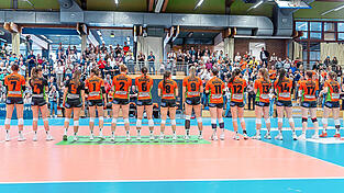 Richtig emotional wird es, als sich die Volleyballerinnen von NawaRo Straubing am Sonntagnachmittag mit einem hart erkämpften 3:2-Sieg gegen Grimma im letzten Heimspiel der Saison von ihren Fans in der Turmair-Volleyballarena verabschieden.