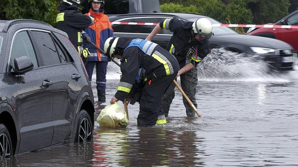 Die Feuerwehr in Nürnberg wurde zu einer Vielzahl von Einsätzen gerufen. Die Feuerwehr in Nürnberg wurde zu einer Vielzahl von Einsätzen gerufen.