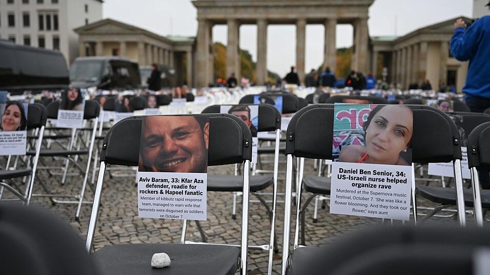 Mit den Stühlen soll an die Opfer erinnert werden. Mit den Stühlen soll an die Opfer erinnert werden.