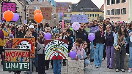 Anl&auml;sslich des &bdquo;Frauenstreiks&ldquo; auf dem Plan waren zur besten Zeit nahezu 300 Menschen versammelt.