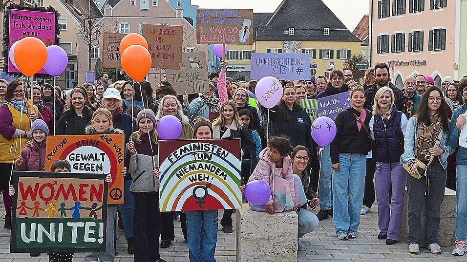 Anl&auml;sslich des &bdquo;Frauenstreiks&ldquo; auf dem Plan waren zur besten Zeit nahezu 300 Menschen versammelt.