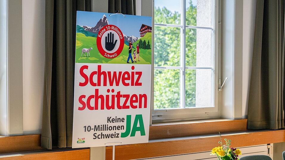 Die rechtskonservative Schweizerische Volkspartei (SVP) wollte die Bevölkerungszahl bis 2050 auf zehn Millionen begrenzen. Die rechtskonservative Schweizerische Volkspartei (SVP) wollte die Bevölkerungszahl bis 2050 auf zehn Millionen begrenzen.