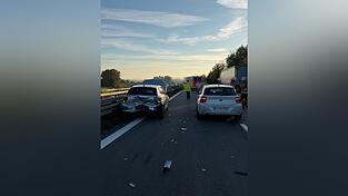 Zwei Personen sind laut Polizei bei dem Unfall auf der A92 verletzt worden. Zwei Personen sind laut Polizei bei dem Unfall auf der A92 verletzt worden.