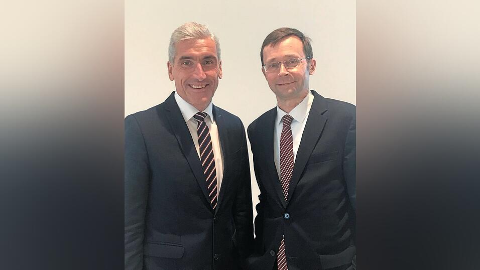 Vorstandsvorsitzender Walter Strohmaier (l.) und Dr. Ulrich Kater, Chefvolkswirt der DekaBank. Vorstandsvorsitzender Walter Strohmaier (l.) und Dr. Ulrich Kater, Chefvolkswirt der DekaBank.