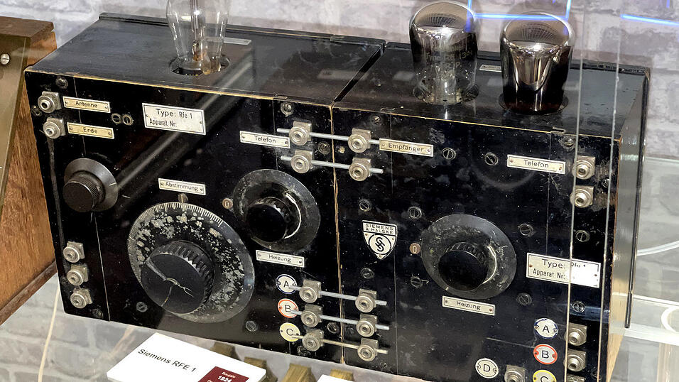 Eine Rundfunk-Empfangsanlage aus dem Hause 'Siemens', im Volksmund auch 'D-Zug'genannt. Sie ist im Rundfunkmuseum in Cham ausgestellt. Auf dem Bild zu sehen sind die Audion-Stufe (l.) und der Verst&auml;rker (r.), beides Baujahr 1924; das Ganze kostete 165 Reichsmark. Dies war damals schon ein 'komplettes' Radioger&auml;t. Es konnte entweder ein Trichter-Lautsprecher oder ein Kopfh&ouml;rer angeschlossen werden.