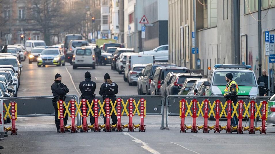 Polizisten stehen vor einer Autosperre, die eine Verdi-Gedenkveranstaltung absichert. Polizisten stehen vor einer Autosperre, die eine Verdi-Gedenkveranstaltung absichert.