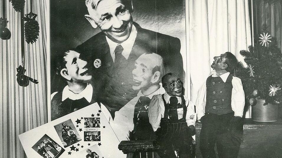 1986 waren im zweiten Stock des Modehaus Hafner neben den beiden Puppen Seppl und Jackl auch viele Fotos in einer Mauser-Ausstellung zu sehen. 1986 waren im zweiten Stock des Modehaus Hafner neben den beiden Puppen Seppl und Jackl auch viele Fotos in einer Mauser-Ausstellung zu sehen.