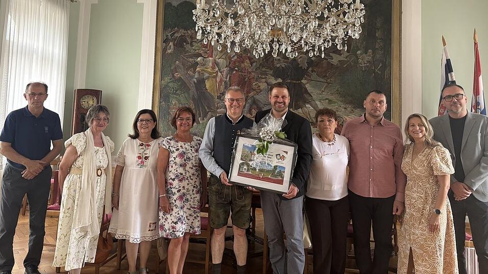 Beim offiziellen Empfang im Rathaus von Dakovo bekräftigten Bürgermeister Marin Mandaric (6. v. l.) und Malgersdorfs Bürgermeister Franz Josef Weber (5. v. l.) gemeinsam mit den Delegationen die langjährige Freundschaft zwischen beiden Partnerkommunen. Beim offiziellen Empfang im Rathaus von Dakovo bekräftigten Bürgermeister Marin Mandaric (6. v. l.) und Malgersdorfs Bürgermeister Franz Josef Weber (5. v. l.) gemeinsam mit den Delegationen die langjährige Freundschaft zwischen beiden Partnerkommunen.