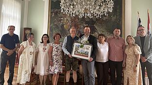 Beim offiziellen Empfang im Rathaus von Dakovo bekr&auml;ftigten B&uuml;rgermeister Marin Mandaric (6. v. l.) und Malgersdorfs B&uuml;rgermeister Franz Josef Weber (5. v. l.) gemeinsam mit den Delegationen die langj&auml;hrige Freundschaft zwischen beiden Partnerkommunen.