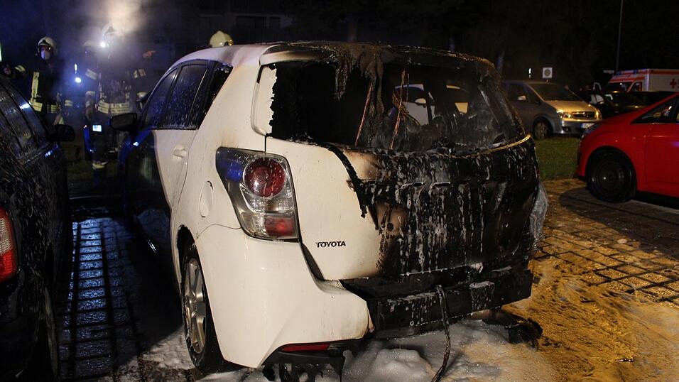 Die Feuerwehr bekämpfte den nächtlichen Fahrzeugbrand mit Löschschaum und verhinderte so ein Übergreifen der Flammen auf die Umgebung. Die Feuerwehr bekämpfte den nächtlichen Fahrzeugbrand mit Löschschaum und verhinderte so ein Übergreifen der Flammen auf die Umgebung.