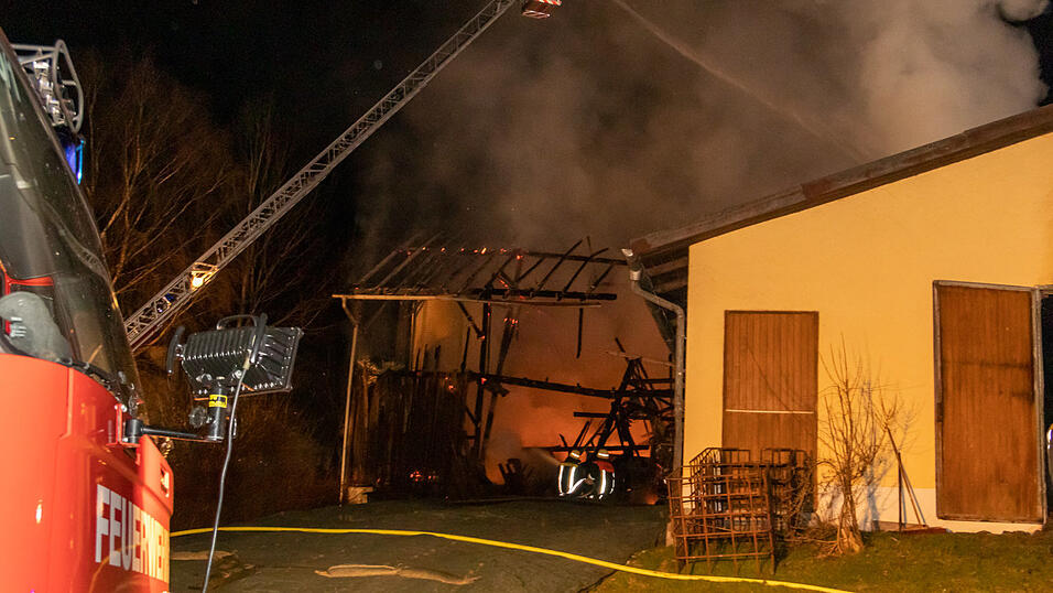 Mehrere Rinder sind bei einem Brand auf einem Bauernhof im Landkreis Deggendorf ums Leben gekommen.