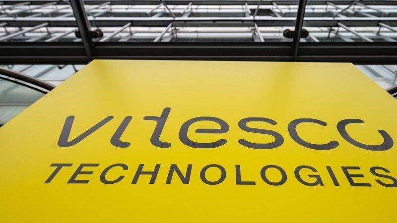 Der Schriftzug von 'Vitesco Technologies' steht auf einem Schild vor dem Werksgelände.