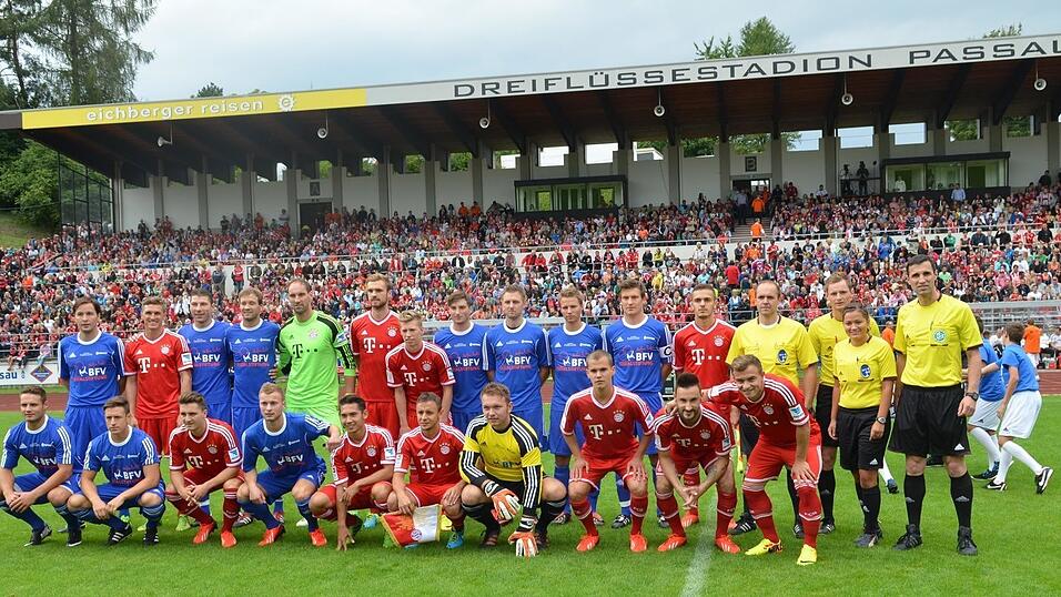 VOR DER STATTLICHEN KULISSE VON 12 000 ZUSCHAUERN nehmen die BFV-Niederbayern-Auswahl und der FC Bayern M&uuml;nchen Aufstellung f&uuml;r das Benefizspiel im Passauer Dreifl&uuml;ssestadion. Foto: BFV