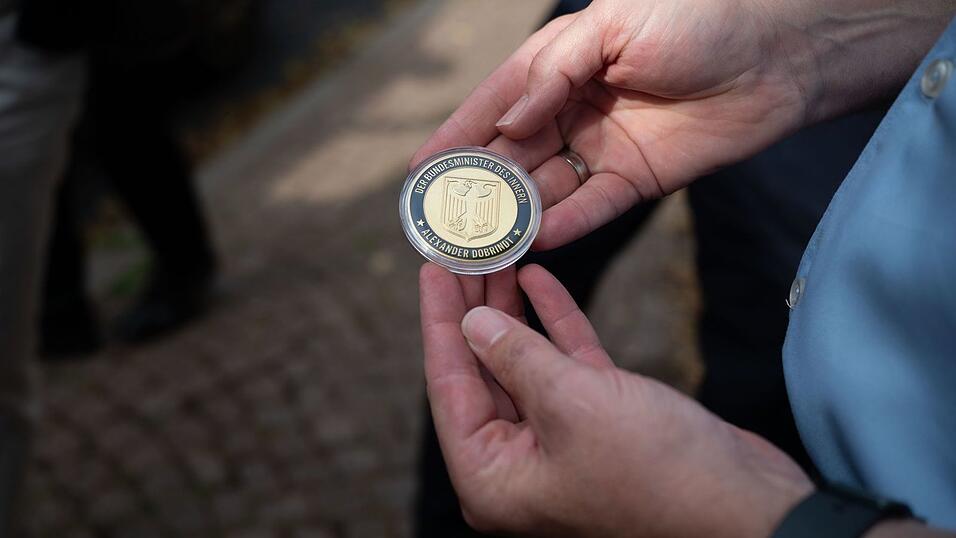 Am ersten Tag seiner Sommertour durch Th&uuml;ringen und Hessen verteilt Dobrindt mehrere &laquo;Coins&raquo;.