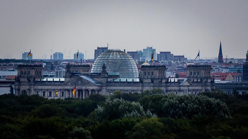 Im Berliner Regierungsviertel wird in diesen Tagen die wirtschaftliche Rezession diskutiert. Im Berliner Regierungsviertel wird in diesen Tagen die wirtschaftliche Rezession diskutiert.