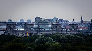 Im Berliner Regierungsviertel wird in diesen Tagen die wirtschaftliche Rezession diskutiert. Im Berliner Regierungsviertel wird in diesen Tagen die wirtschaftliche Rezession diskutiert.