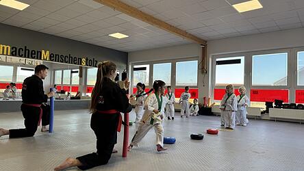 Die beiden Sensei Alexander Fruth und Salome Schwarz mit den Kindern