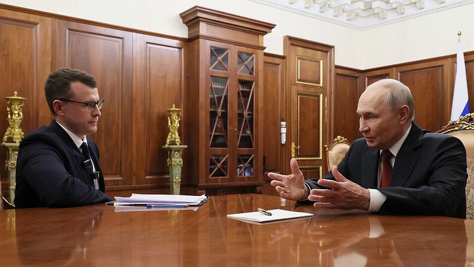 Kremlchef Wladimir Putin hat der Ukraine mit harten Antworten gedroht auf die jüngsten Drohnenangriffe auf russische Ziele. Kremlchef Wladimir Putin hat der Ukraine mit harten Antworten gedroht auf die jüngsten Drohnenangriffe auf russische Ziele.